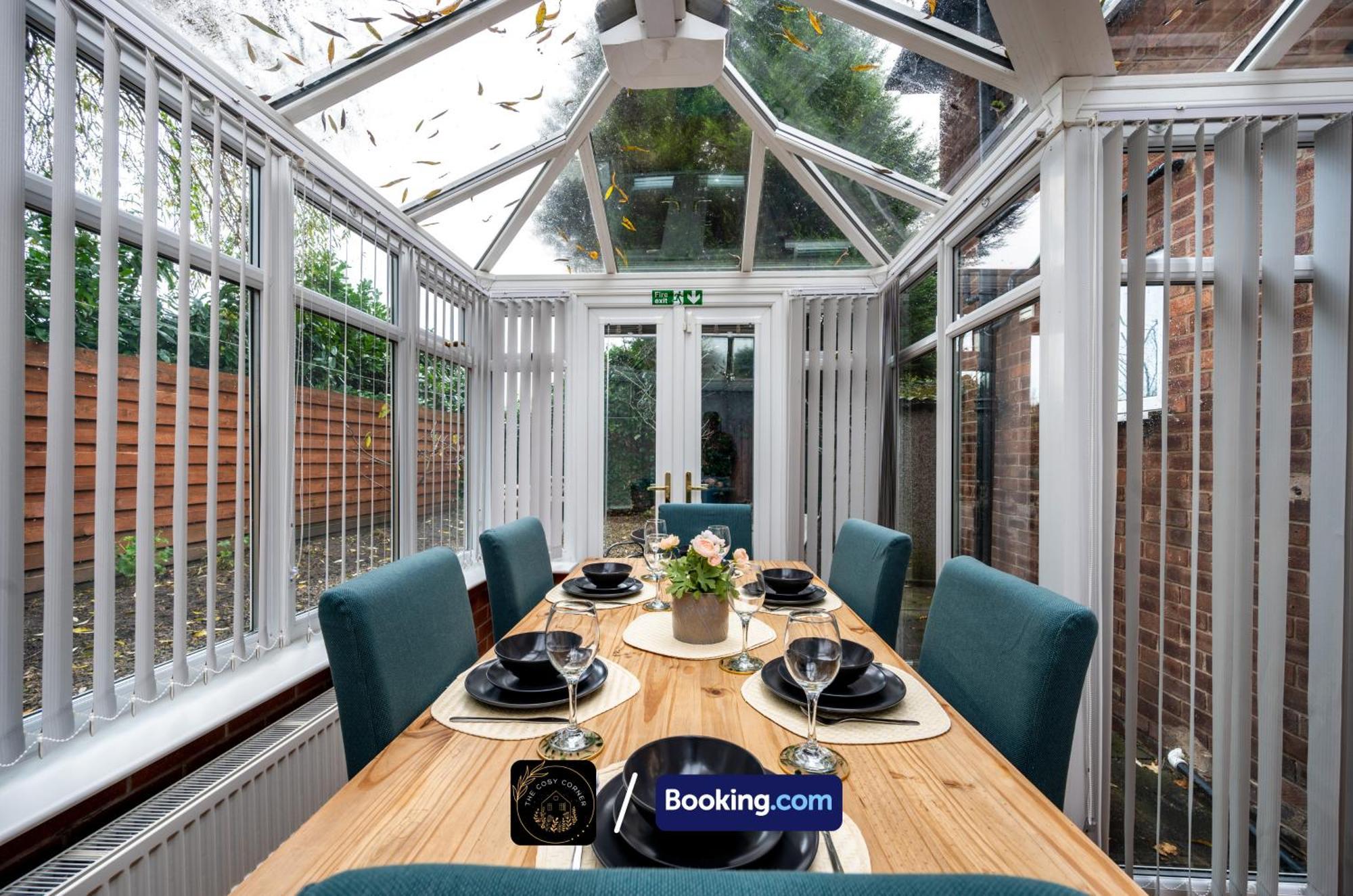 맨체스터 Cosy 3-Bed House, Garden & Free Parking In Stretford 아파트 외부 사진