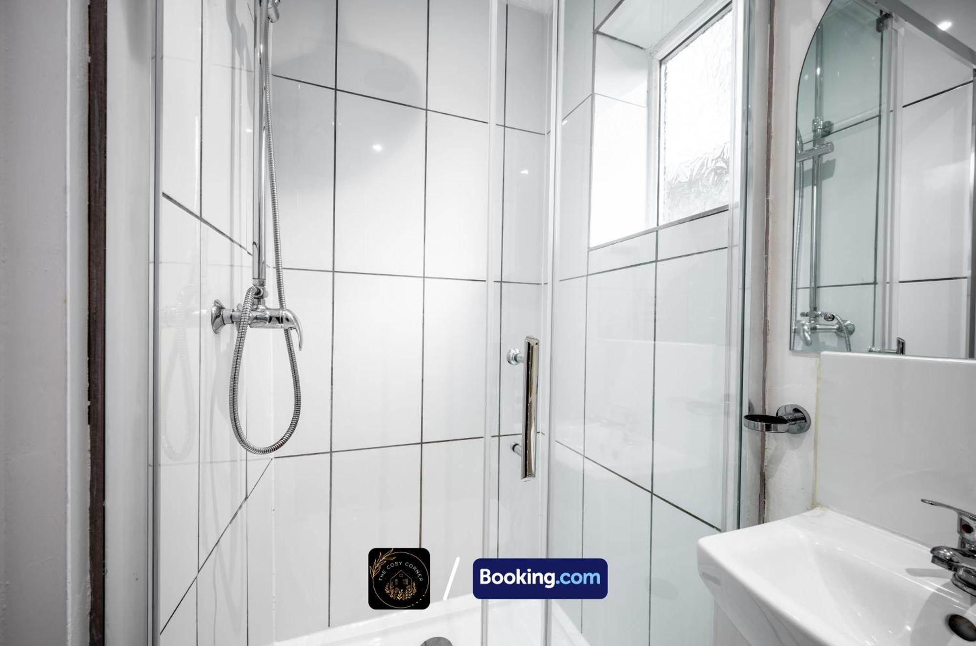 맨체스터 Cosy 3-Bed House, Garden & Free Parking In Stretford 아파트 외부 사진