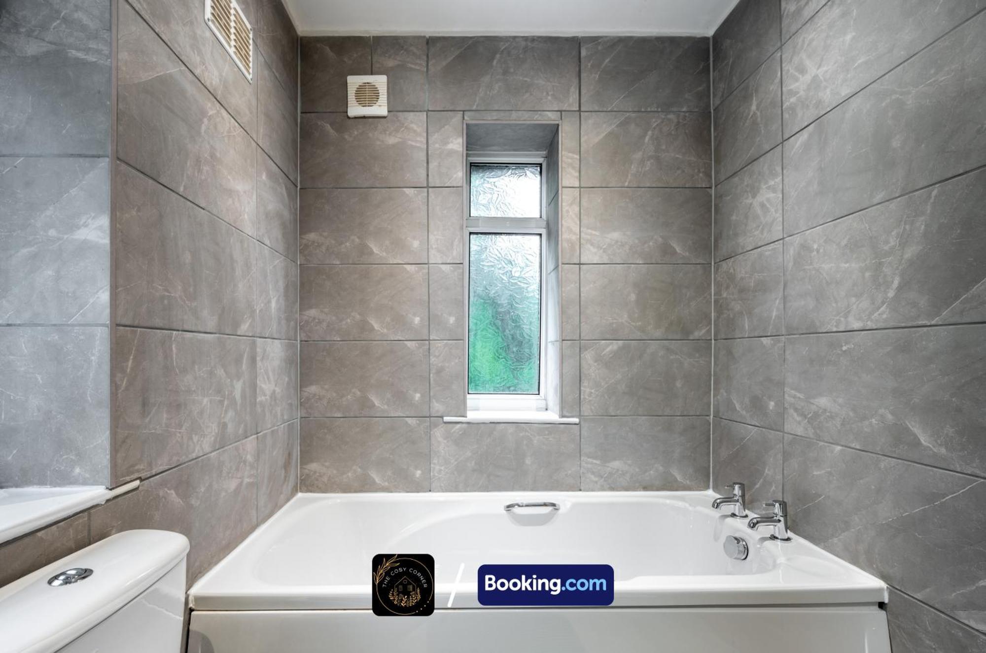 맨체스터 Cosy 3-Bed House, Garden & Free Parking In Stretford 아파트 외부 사진