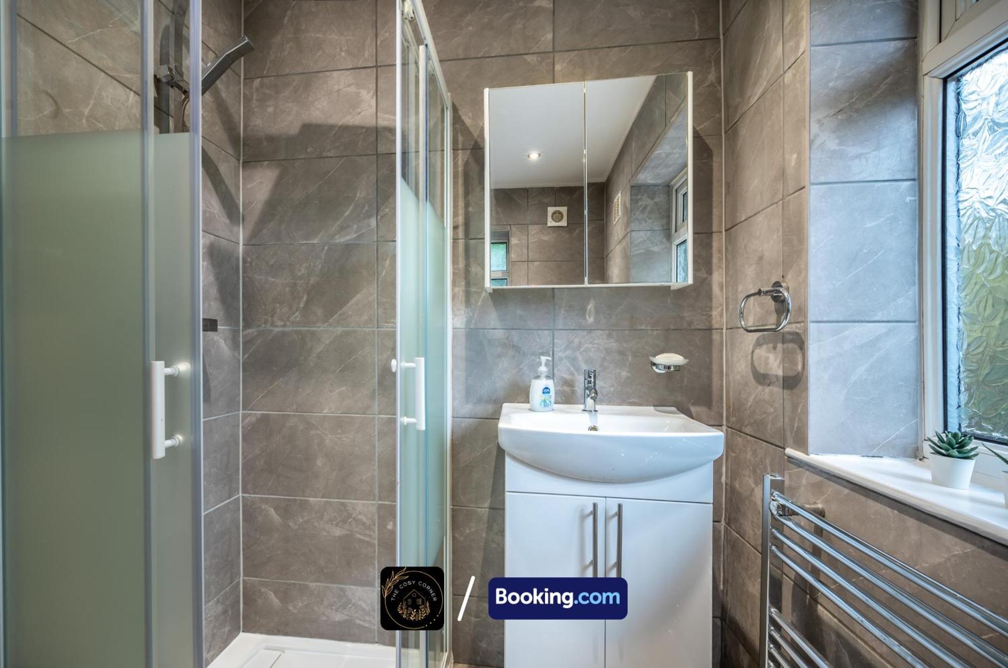 맨체스터 Cosy 3-Bed House, Garden & Free Parking In Stretford 아파트 외부 사진