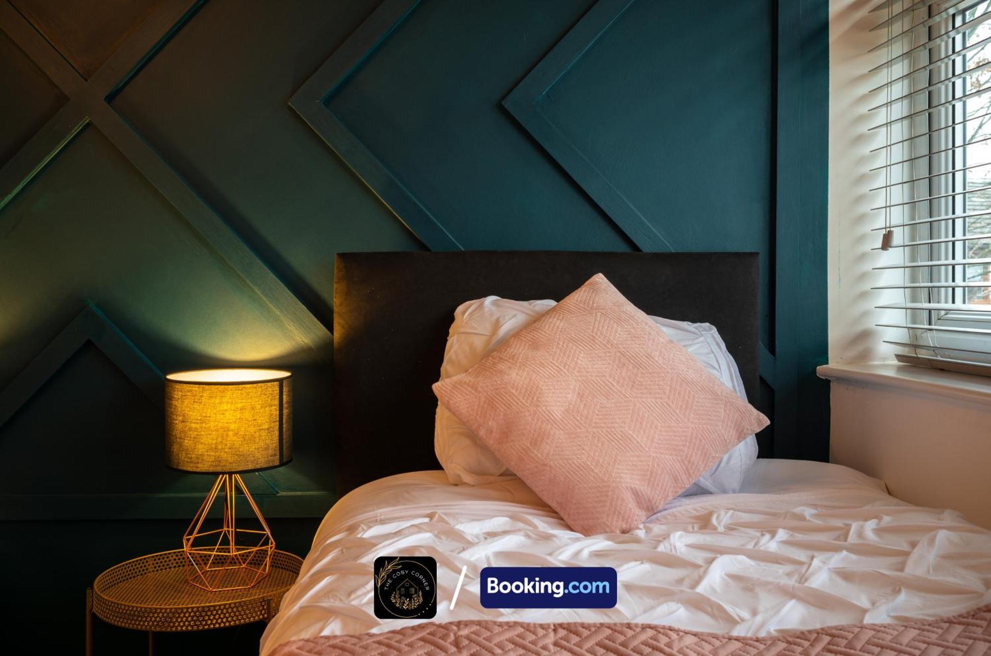 맨체스터 Cosy 3-Bed House, Garden & Free Parking In Stretford 아파트 외부 사진