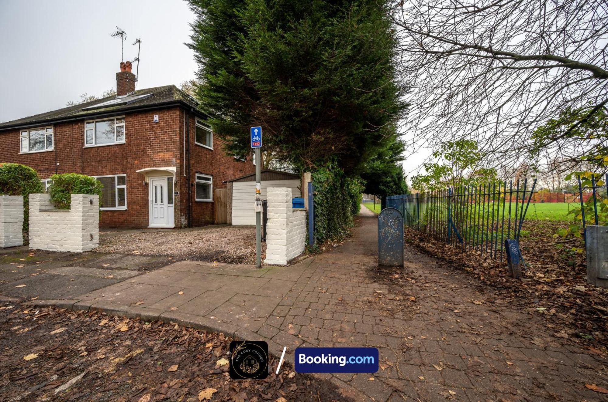 맨체스터 Cosy 3-Bed House, Garden & Free Parking In Stretford 아파트 외부 사진