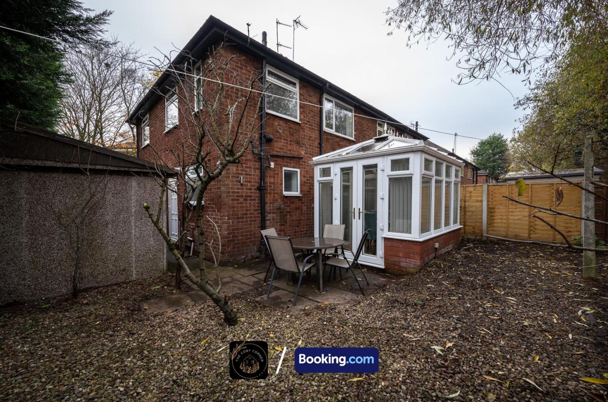 맨체스터 Cosy 3-Bed House, Garden & Free Parking In Stretford 아파트 외부 사진